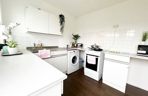 Chatham House | 3 Bedroom House With Free Parking