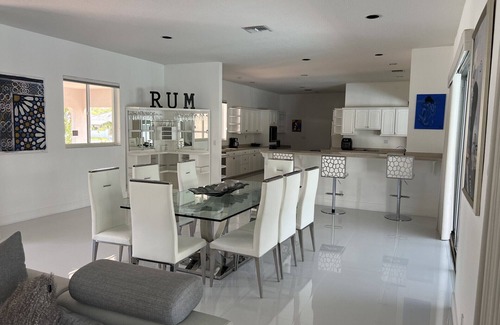 Davie House | 3-bedroom in Davie . WiFi, AC. Pool ,near to Sawgrass Mall, Hard Rock ,F Garden,