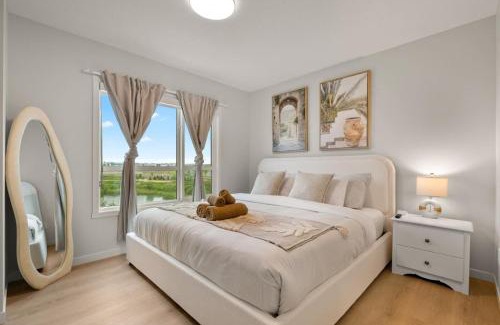 Seton House | 3 Bedroom Luxurious Seton Town Home with Central AC and Lake View