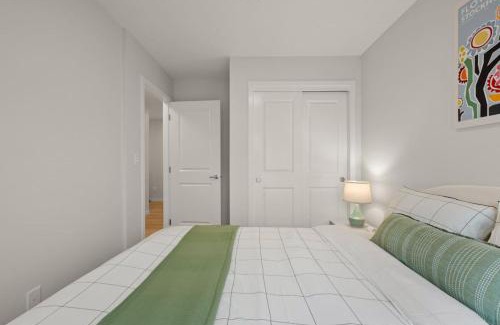 Seton House | 3 Bedroom Luxurious Seton Town Home with Central AC and Lake View
