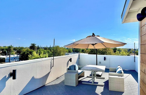 Central Sacramento House | 3-bedroom Midtown New Build with Rooftop Terrace