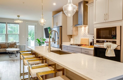 Largo House | 3-bedroom modern retreat in Largo close to shopping, restaurants and DC