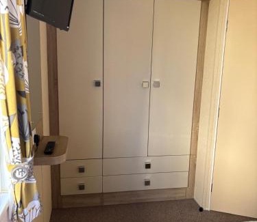 Exmouth Apartment | 3 Bedroom, Sleep 6, Wi-Fi, Decking, Sea-View, Parking
