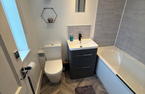 Brampton House | 3 bedroom spacious home Parking and WiFi sleeps 5