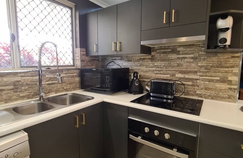 Stuart Park House | 3 Bedroom Stylish Townhouse Getaway with Spa, BBQ & Family Comforts Darwin