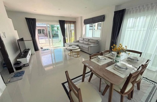 Thep Kasattri House | 3-bedroom house in tranquil Tambon Thep Krasatti with hi-speed WiFi