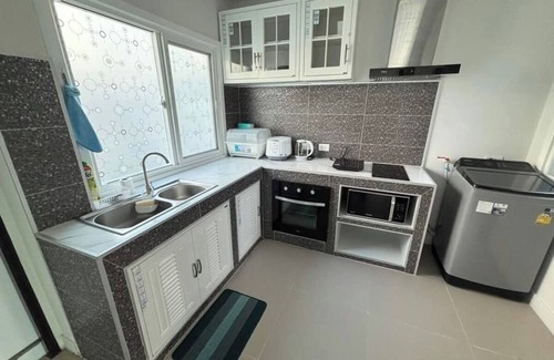 Thep Kasattri House | 3-bedroom house in tranquil Tambon Thep Krasatti with hi-speed WiFi