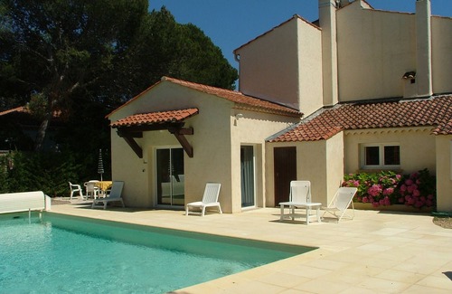 Boulouris-sur-Mer Villa | 3 bedroom Upstairs Villa Apartment + shared heated pool in Boulouris, St Raphaël