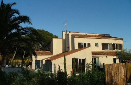 Boulouris-sur-Mer Villa | 3 bedroom Upstairs Villa Apartment + shared heated pool in Boulouris, St Raphaël