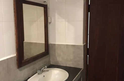 Kekanadura Villa | 3-bedroom villa in charming Rathmale with AC, WiFi. Enjoyable getaway awaits