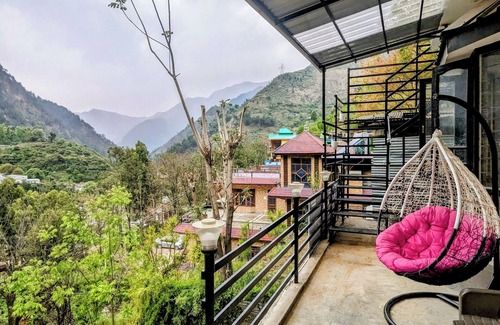 Banjar House | 3-bedroom villa in charming Sainj with AC, WiFi. Relax and unwind
