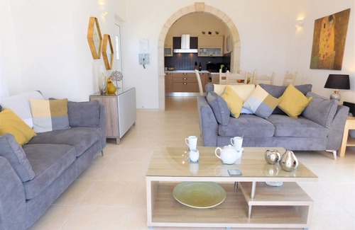 Drapanos Villa | 3 bedroom villa with private infinity pool and panoramic sea and mountain views.