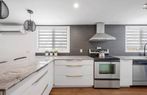 Bellefeuille House | 3 bedrooms, Modern, Free Parking, FAST WI-FIn