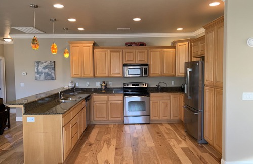 Medford House | 3 bedrooms with king beds, 2 1/2 bathrooms. 2146 sq ft house in east Medford.