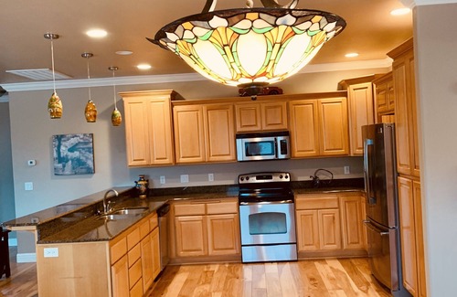 Medford House | 3 bedrooms with king beds, 2 1/2 bathrooms. 2146 sq ft house in east Medford.