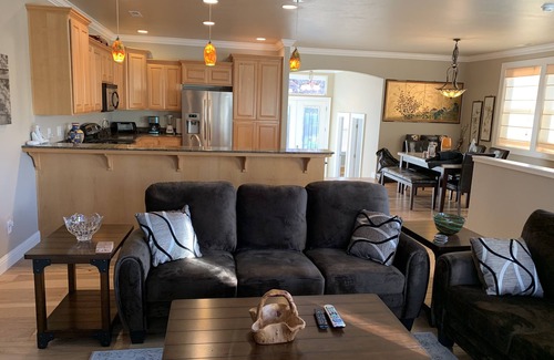 Medford House | 3 bedrooms with king beds, 2 1/2 bathrooms. 2146 sq ft house in east Medford.