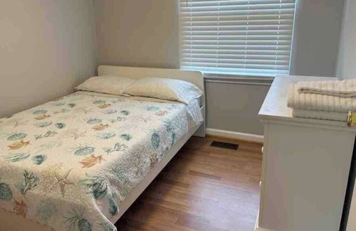 Germantown House | 3 beds - sleeps 6! Single Family home in center of Germantown!