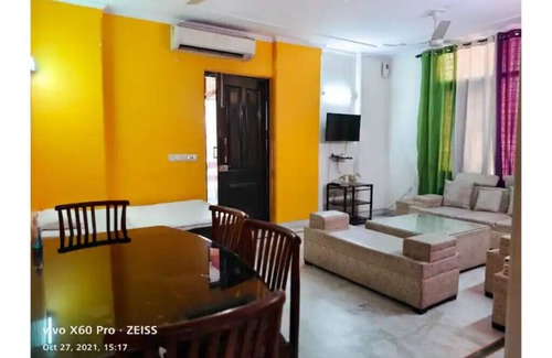 Lajpat Nagar Apartment | 3 BHK Apartment in Lajpat Nagar Market by HostMyStay