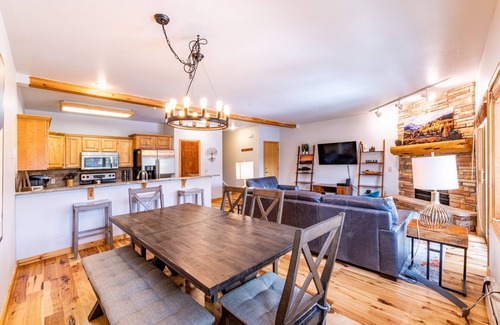 Four O'Clock Condo | 3 blocks to Main, Ski or Hike In/Out
