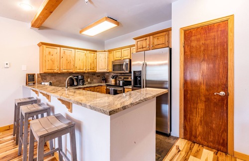 Four O'Clock Condo | 3 blocks to Main, Ski or Hike In/Out