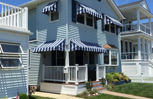 Gold Coast House | 3 Blocks to the Gold Coast Beach - Single Family Home 5 bedrooms!