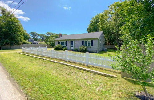 East Falmouth House | 3 BR, 1.5 Bath, OD shower - 4 Min. Dr To Beaches & 8 Min. to Island Queen Ferry!