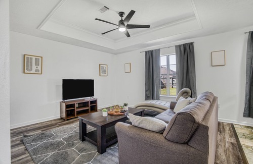 Conway House | 3 BR Amazing Fully Fenced Home Close to the Colleges