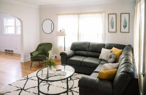 Des Moines House | 3 Br For 9 Guests -large Beautiful 3 Story Duplex