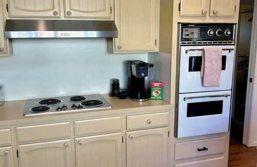 Old Palo Alto House | 3 BR Home near Stanford Facebook Amazon walk to downtown Palo Alto