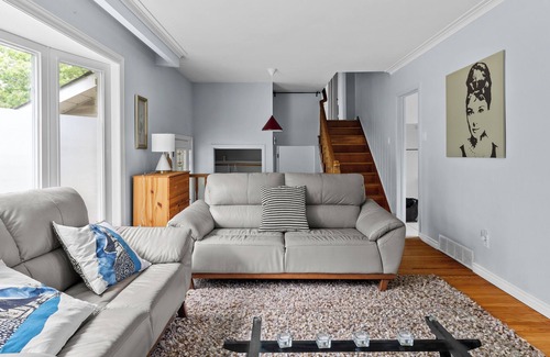 Clarkson-Lorne Park House | 3 BR House in Picturesque Neighbourhood