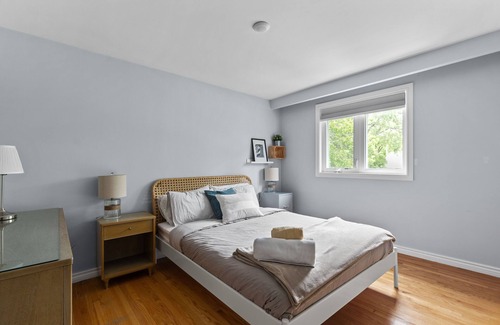 Clarkson-Lorne Park Hotel | 3 BR House - Large Backyard w Patio - Beautiful Neighbourhood with Large Trees