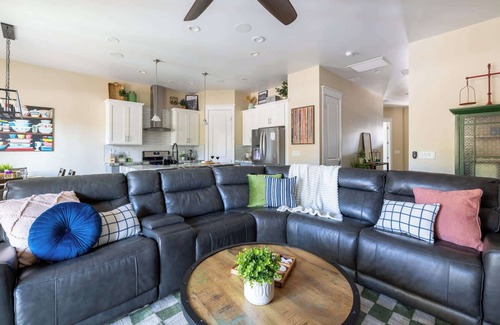 Flagstaff House | 3-BR Route 66 Home A/C & Hot Tub Near Downtown