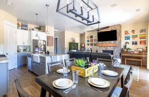 Flagstaff House | 3-BR Route 66 Home A/C & Hot Tub Near Downtown