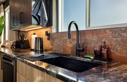 Kanab Villa | 3 br Villa in Kanab with Game Room, Hot Tub, Dinosaurs & VIEWS!