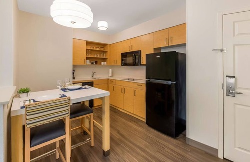 Arrowood Hotel | 3 Bright and Comfortable Suites with Kitchen and Fitness Center for Long Visits