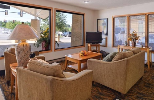 Atlantic Hotel | 3 Comfy Rooms w/Kitchenette Near Iowa Western Community College - Bkf Included