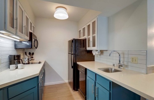 Sunnyvale Hotel | 3 Cozy Rooms w/Coffee Maker, Microwave, & Complimentary Breakfast!