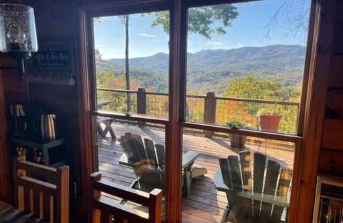 Blue Ridge Cabin | 3 Dogs! Fenced Yard-Hot Tub-Mountain View-Hikes out the door-Game Room-King Beds