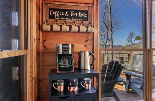 Blue Ridge Cabin | 3 Dogs! Fenced Yard-Hot Tub-Mountain View-Hikes out the door-Game Room-King Beds
