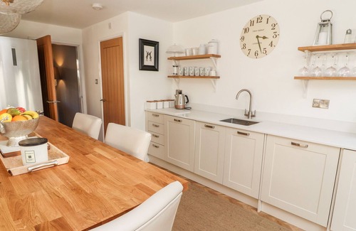 Chester House | 3 EATON MEWS, family friendly, character holiday cottage in Chester