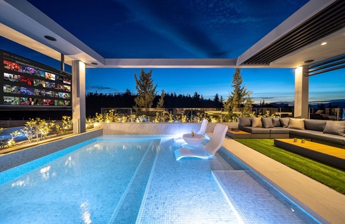 Almyrida Villa | 3’ from the Beach/3 Pools with Jacuzzi/Outdoor Pool Cinema/Tennis Court