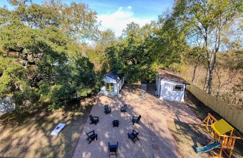 South Manchaca Villa | 3 in 1 Villa Swing Set Game Room Dogs Ok