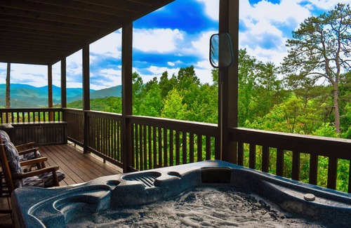Black Bear Falls Cabin | 3 K Suites, Stunning Views, 2.5 m downtown; JUST REDUCED AUG, SEPT, OCT RATES!
