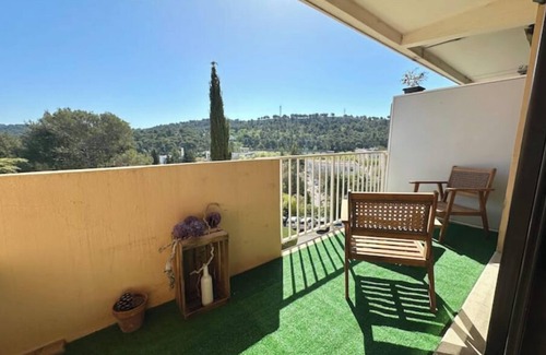 Carnoux-en-Provence Apartment | 3 kms from Cassis T2 with terrace - free parking