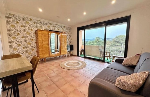 Carnoux-en-Provence Apartment | 3 kms from Cassis T2 with terrace - free parking