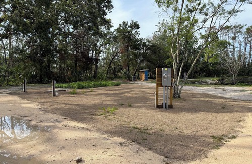 Steinhatchee House | 3 large RV sites with awesome lake for FUN and scallop season memories!