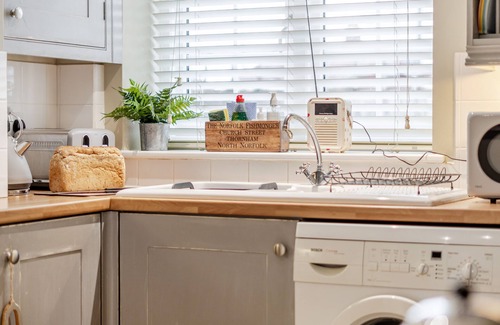 Burnham Market Cottage | 3 Lavender Cottage - sleeps 4 guests in 2 bedrooms