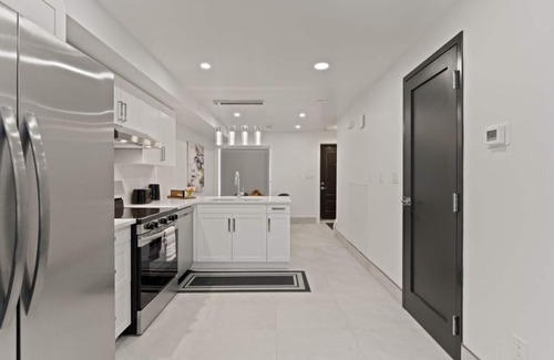 Leamington House | 3 Level, 3 bedroom with Magnificent Lakeview