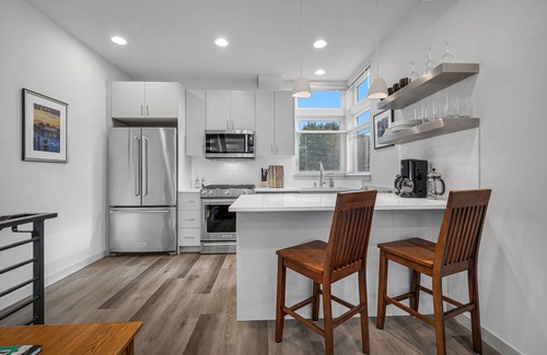 Wallingford House | 3-level Corner Townhome with Private Rooftop Deck
