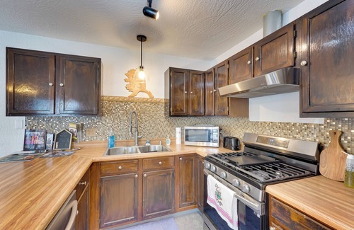 Abbott Loop House | 3 Mi to Alaska Zoo: Family Home in Anchorage!